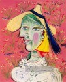 Frau au chapeau paille sur fond fleuri 1938 kubist Pablo Picasso